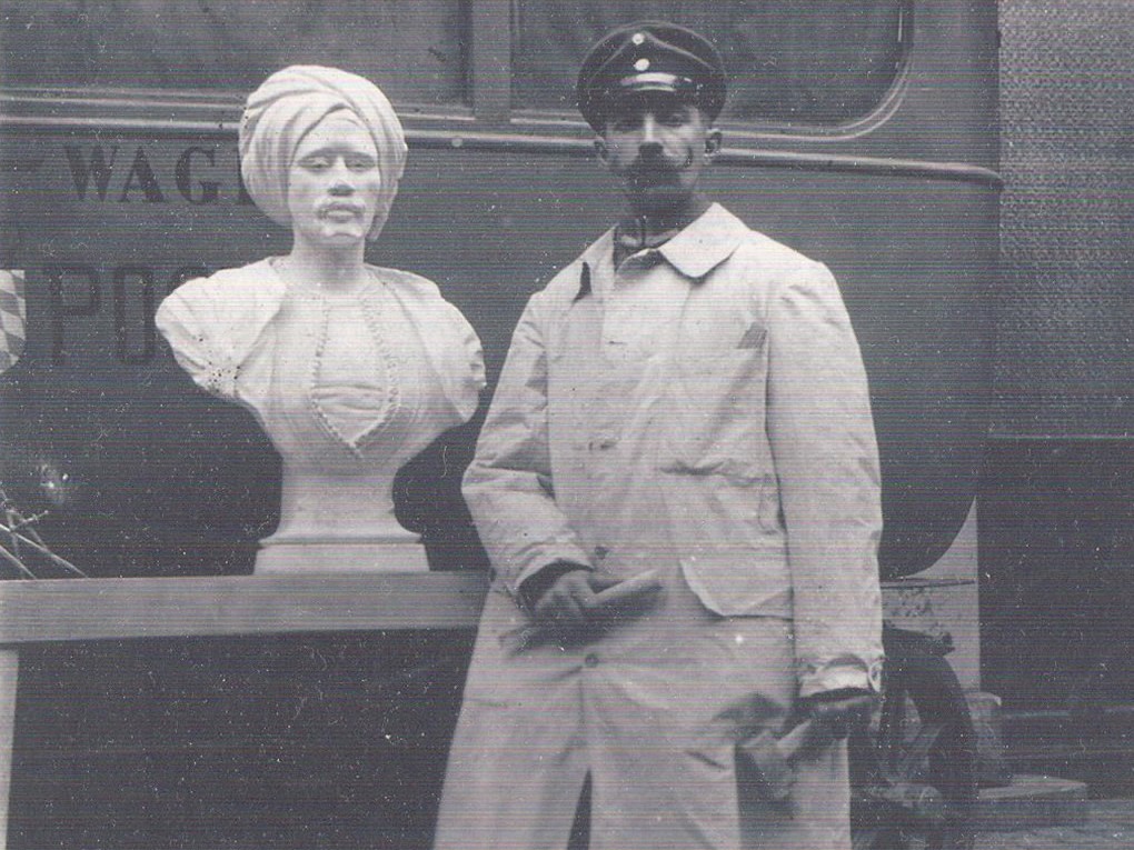 Willy Grob avec une de ses réalisation entre 1914 et 1918